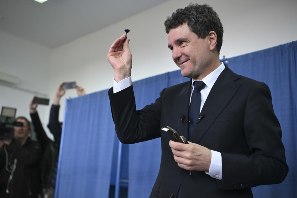 Kelemen Hunor: Singura soluție pentru încheierea crizei electorale este un raport clar și oficial Liderul UDMR, Kelemen Hunor, a reafirmat zilele acestea că soluția de o manieră viabilă pentru a pune capăt disputelor legate de anularea alegerilor prezidențiale din România este întocmirea și publicarea unui raport oficial
