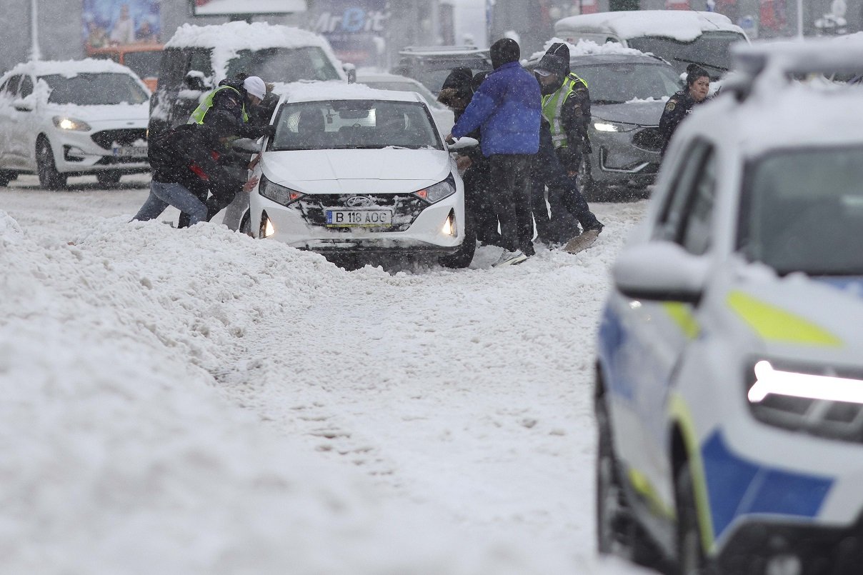 Bucureștiul în condiții de iarnă: orașul nu a fost paralizat, deși ninsoaia a impresionat În ceea ce părea a fi o zi crucială pentru capitala României, în plină perioadă de ninsori abundente,științele administrativă au dat semne că situația nu este atât de dezastruoasă precum s-ar fi crezut inițial