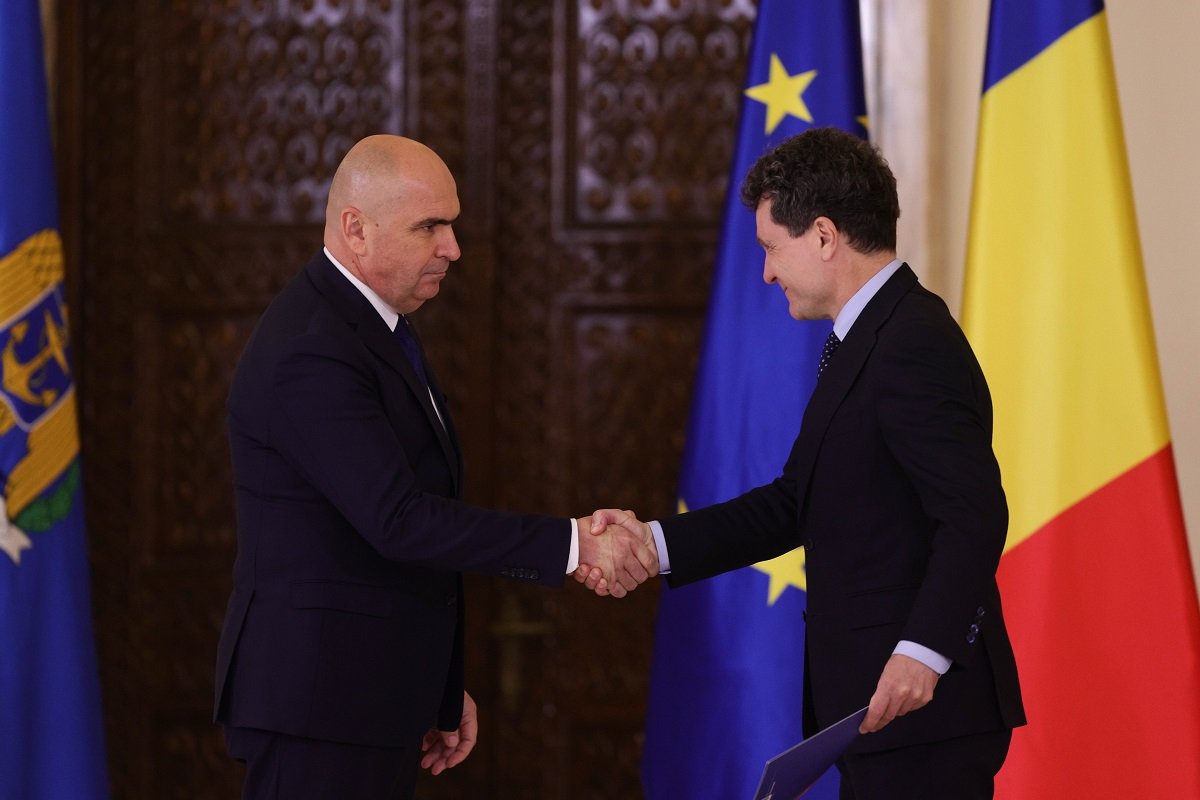 Premierul Ilie Bolojan clarifică acuzațiile privind raportul din SUA și poziția României în scandalul geopolitic În ultimele zile, întreaga scenă politică internațională a fost zguduită de un document emis de Comisia Juridică a Camerei Reprezentanților din Statele Unite, care acuză oficial Comisia Europeană de „interferențe” în procesul electoral american