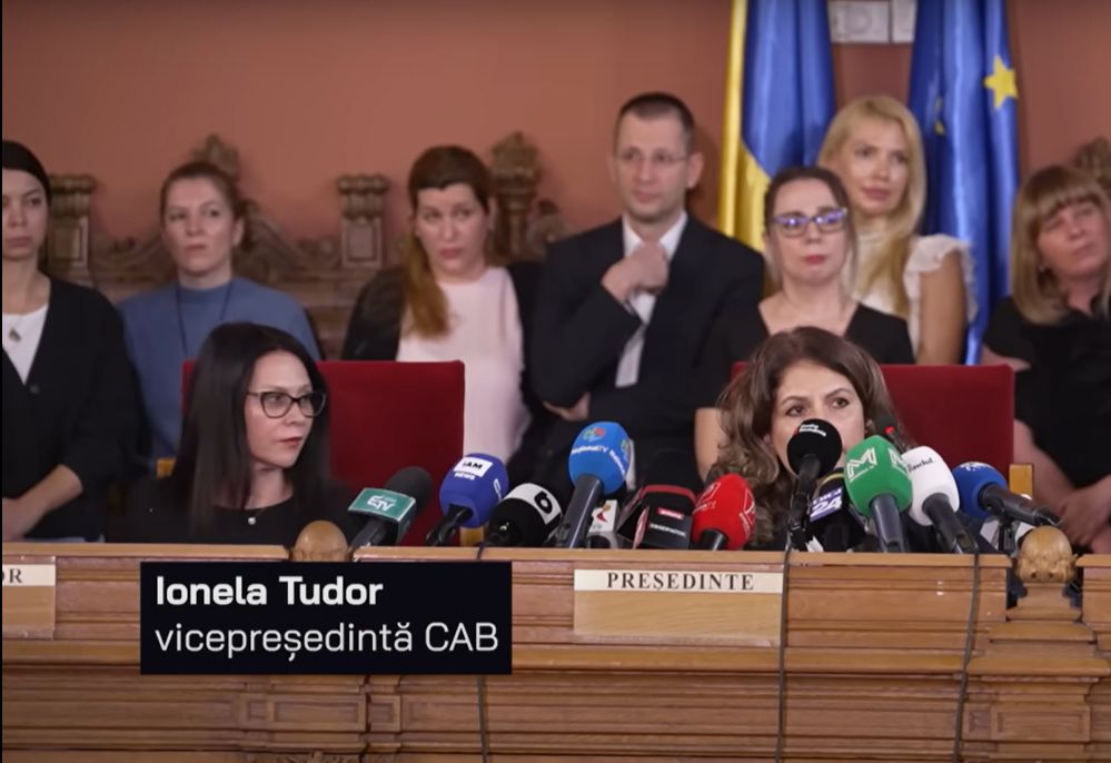 Judecătoarea Ionela Tudor, cunoscută pentru declarația memorabilă „m-a sunat Lia”, anunță oficial ieșirea la pensie Judecătoarea Ionela Tudor, cunoscută publicului larg nu doar pentru activitatea sa în instanță, ci și pentru momentele memorabile care i-au adus notorietate, a primit oficial unda verde pentru pensionare