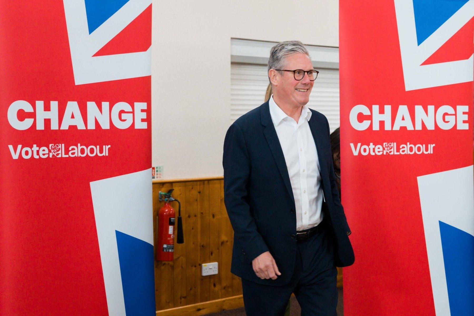 În mijlocul unei perioade de turbulențe politice intense, liderul laburist britanic Keir Starmer pare să facă, în spatele scenei, planuri pentru posibilitatea unei vicii temporare sau pentru succesiune