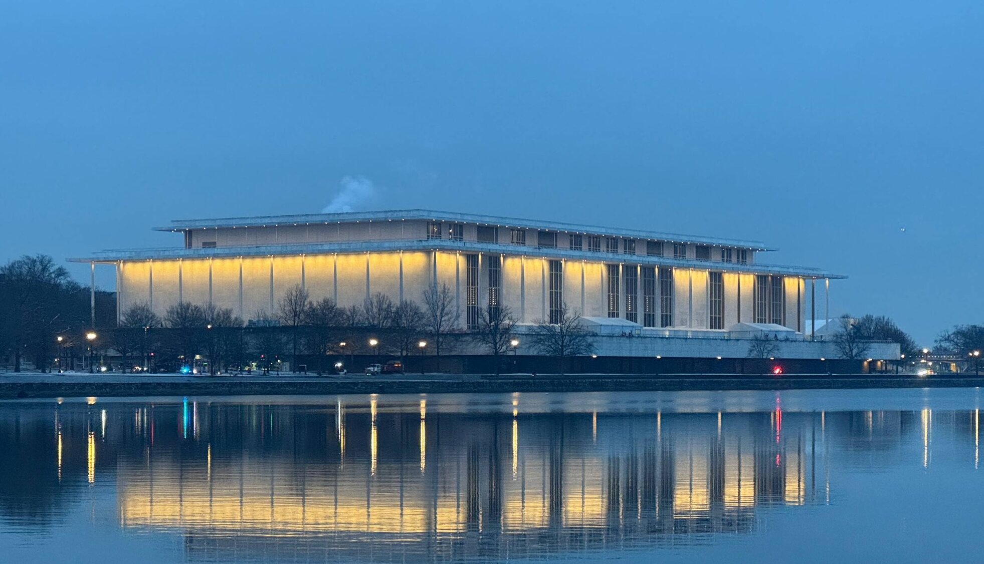 Donald Trump a anunțat oficial intenția sa de a închide Kennedy Center, unul dintre cele mai emblematice centre culturale ale Washingtonului, într-o mișcare care a ridicat numeroase semne de întrebare cu privire la direcția în care se îndreaptă politicile culturale ale fostului președinte american