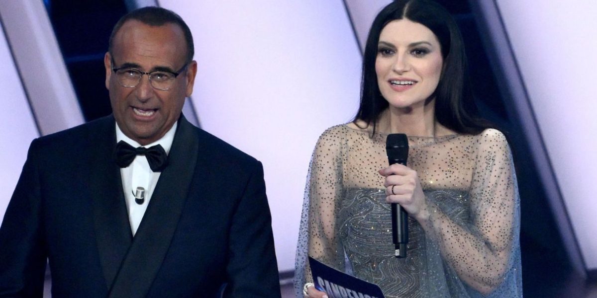 La gaffe di Laura Pausini a Sanremo 2026 con il microfono, "me lo avete messo in mano": virale sui social