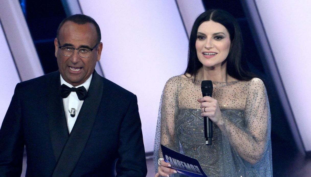 La gaffe di Laura Pausini a Sanremo 2026 con il microfono, "me lo avete messo in mano": virale sui social
