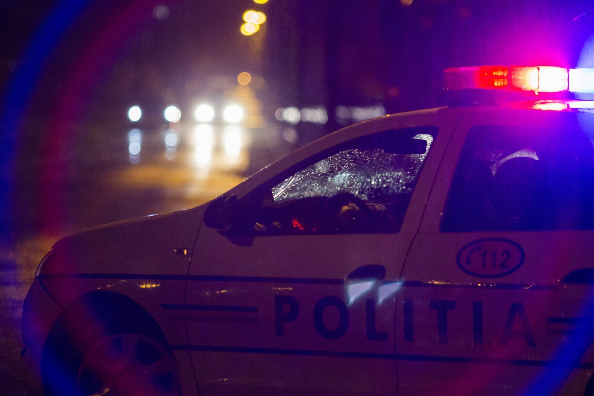 O fată de 16 ani a fost victima unui incident șocant în centrul Bucureștiului, după ce a călcat într-o baltă formată pe bulevardul Iuliu Maniu, din Sectorul 6 al Capitalei