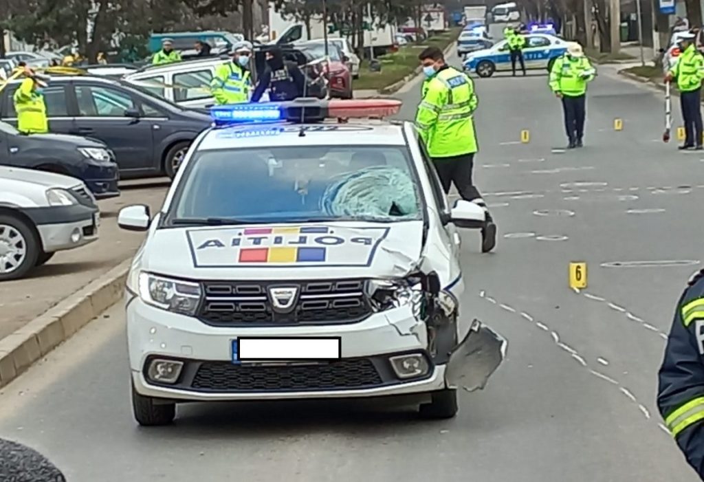 Un incident neobișnuit a avut loc pe drumul național DN 21, în apropierea localității Valea Cânepii, atrăgând atenția asupra riscurilor asociate greșelilor de măsură în timpul intervențiilor poliției