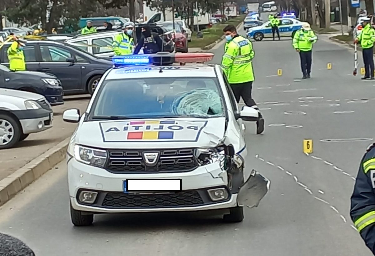 Un incident neobișnuit a avut loc pe drumul național DN 21, în apropierea localității Valea Cânepii, atrăgând atenția asupra riscurilor asociate greșelilor de măsură în timpul intervențiilor poliției