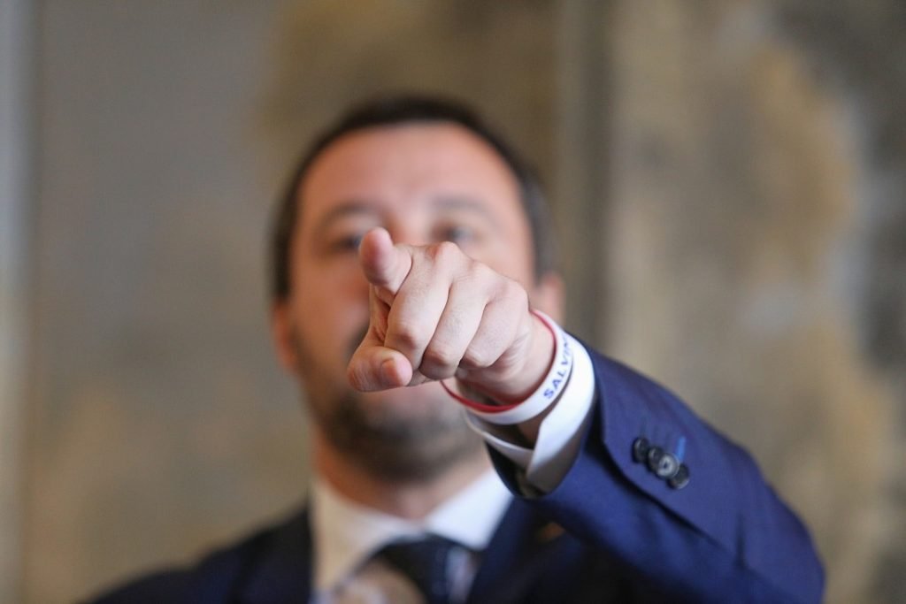 Trei trenuri din Italia au fost afectate de un act de sabotaj în centrul țării, provocând întârzieri de peste o oră pentru mii de pasageri în timpul Jocurilor Olimpice de iarnă Timp de mai multe ore sâmbătă, transportul feroviar din Italia a suferit o serie de perturbări grave, după ce diferite acte de sabotaj au vizat infrastructura feroviară din centrul țării