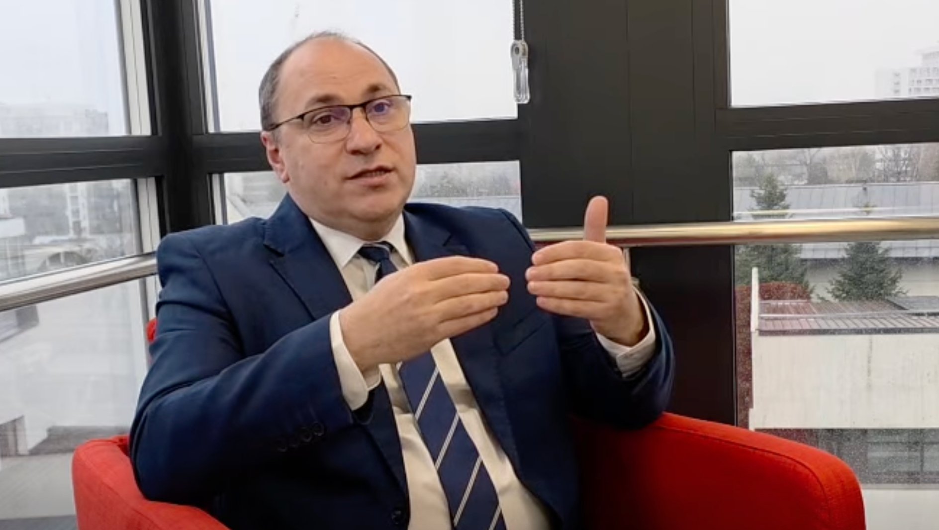 Rectorul Universității din Suceava, declarații confuze despre implicarea profesorilor în politică Mihai Dimian, rectorul Universității din Suceava, a stârnit controverse după o postare recentă în care și-a exprimat opinia asupra implicării cadrelor didactice în politică, dar a făcut-o într-un mod ambiguu și interpretabil