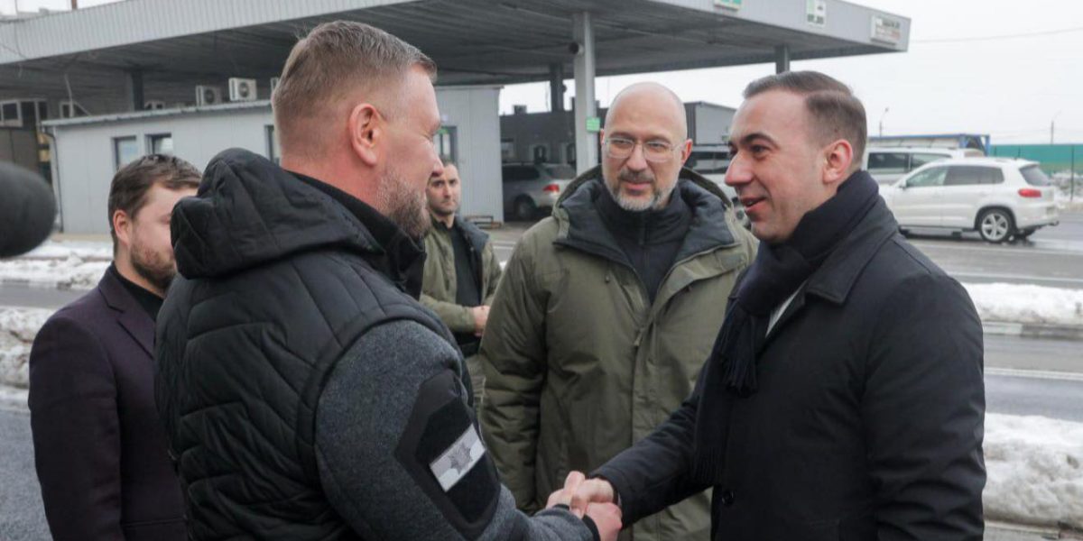 Ministrul-Bogdan-Ivan-la-granita-cu-Ucraina.jpg - StiriAlese