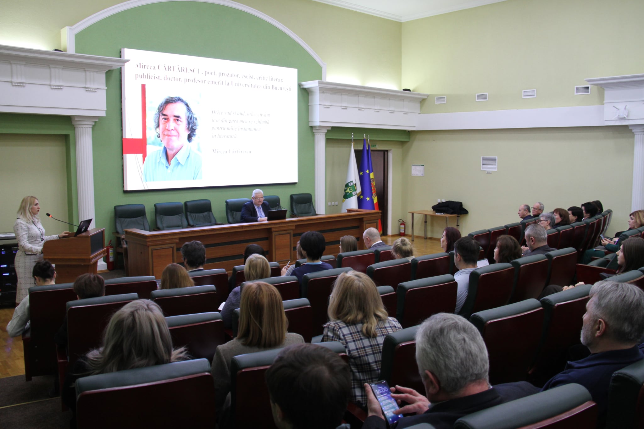 Mircea Cărtărescu, onorat cu titlul de Doctor Honoris Causa la Universitatea de Stat din Moldova Scriitorul și profesorul universitar Mircea Cărtărescu a primit, recent, o distincție onorifică de înaltă valoare, în semn de apreciere pentru contribuțiile sale remarcabile la cultura și literatura română