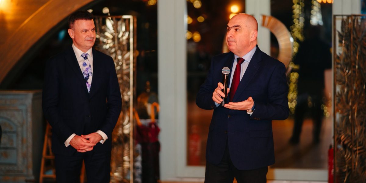 Liberalul Mircea Roșca, prins în vizorul opiniei publice după ce a dezvăluit că la petrecerea sa au fost invitați câțiva dintre cei mai influenți oameni din politică, a recunoscut oficial prezența unor nume mari, printre care premierul Ilie Bolojan și ministrul Afacerilor Interne, Cătălin Predoiu