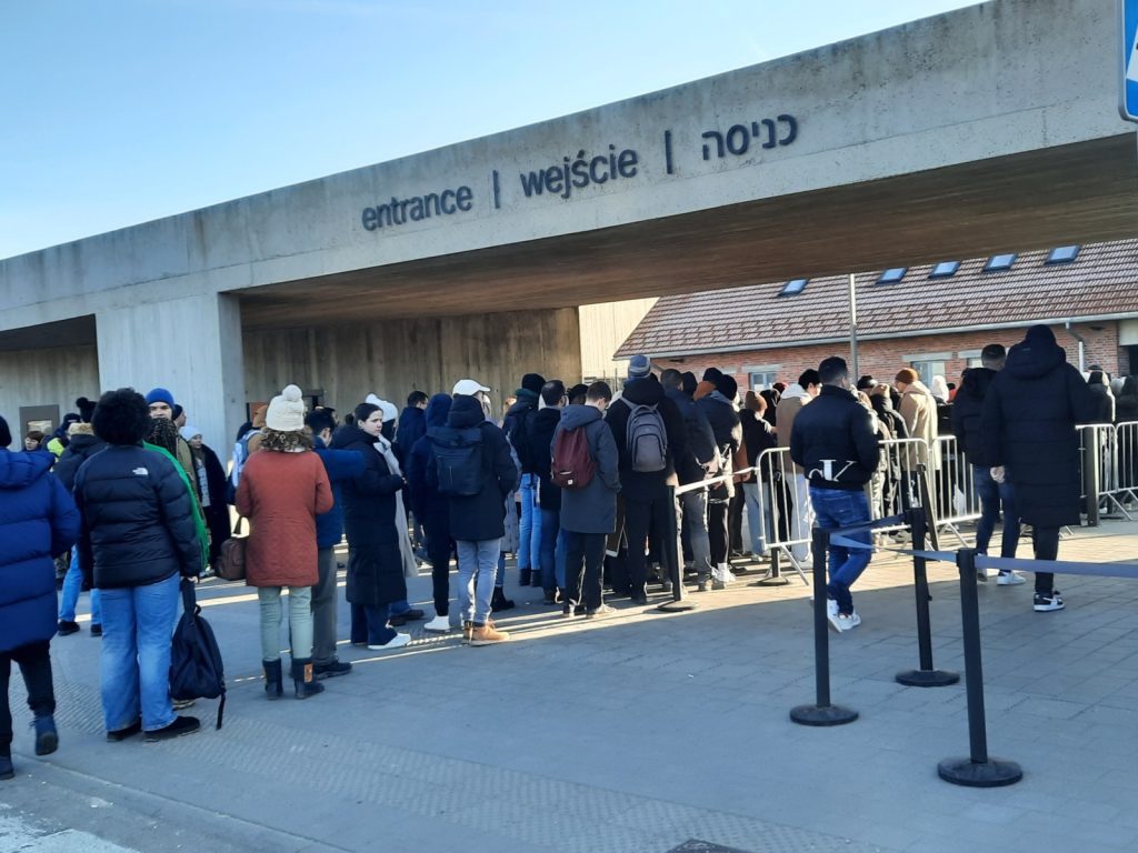 Muzeul Auschwitz renunță la vânzarea fizică a biletelor și schimbă modul de rezervare pentru vizitatori O schimbare semnificativă în modul în care vizitatorii pot accesa Memorialul și Muzeul Auschwitz s-a anunțat recent, provocând reacții atât din partea autorităților, cât și a publicului