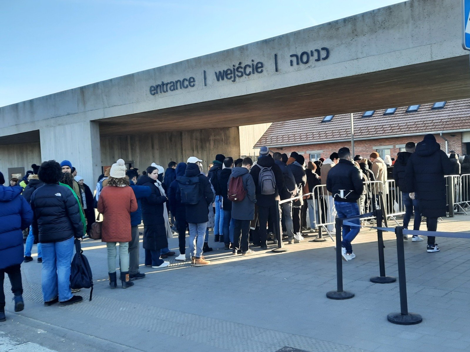 Muzeul Auschwitz renunță la vânzarea fizică a biletelor și schimbă modul de rezervare pentru vizitatori O schimbare semnificativă în modul în care vizitatorii pot accesa Memorialul și Muzeul Auschwitz s-a anunțat recent, provocând reacții atât din partea autorităților, cât și a publicului