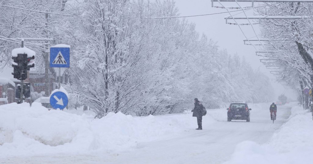 Viscolul și ninsorile abundente afectează România: Sute de mii de consumatori fără energie electrică Viscolul puternic și ninsorile abundente au provocat haos miercuri în mai multe regiuni ale țării, lăsând fără energie electrică peste 200.000 de gospodării și blocând autostrăzi și drumuri naționale