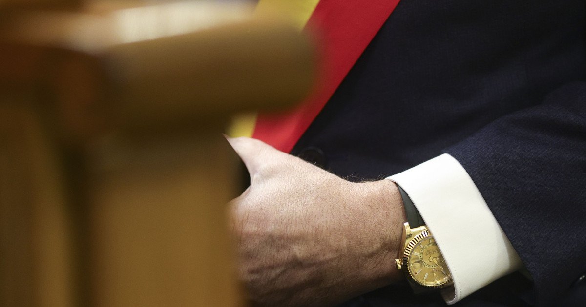 Primarul din Fărcașa scandalizează societatea cu un ceas Rolex de zeci de mii de euro Ioan Stegeran, edilul comunei Fărcașa din Maramureș, a stârnit controverse după ce a apărut la o întâlnire cu premierul Ilie Bolojan purtând un ceas Rolex, estimat de presă la aproximativ 50.000 de euro