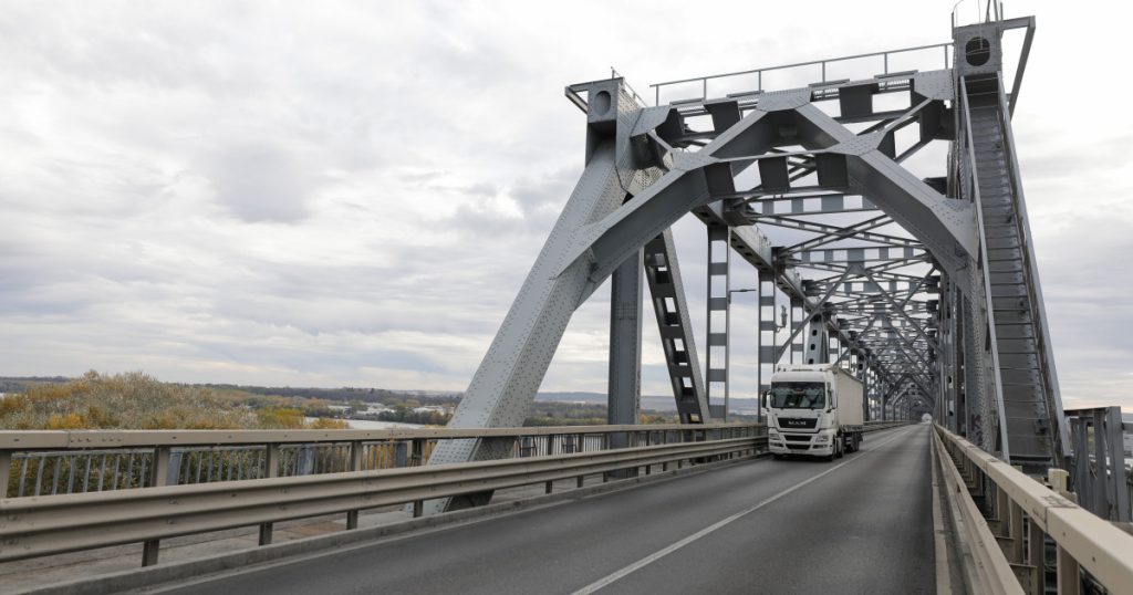 CNAIR a lansat licitația pentru Podul Prieteniei Giurgiu-Ruse Compania Națională de Administrare a Infrastructurii Rutiere (CNAIR), prin intermediul Direcției Regionale de Drumuri și Poduri București, a deschis licitația pentru proiectarea și execuția lucrărilor de reabilitare a Podului Giurgiu-Ruse, cunoscut și sub numele de „Podul Prieteniei”