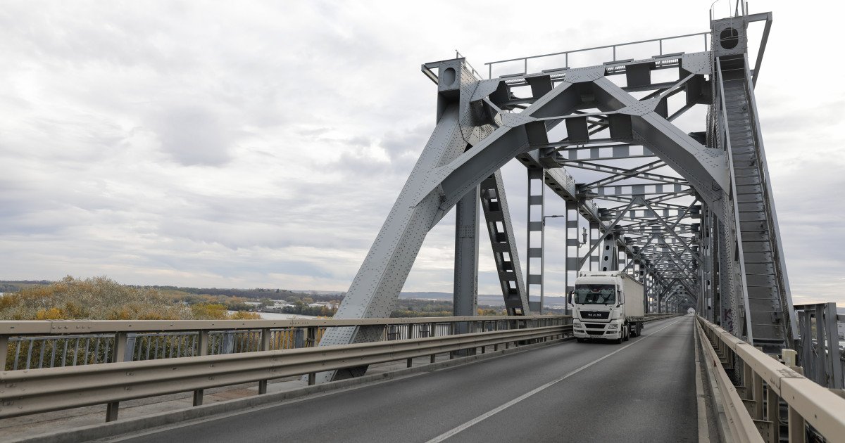CNAIR a lansat licitația pentru Podul Prieteniei Giurgiu-Ruse Compania Națională de Administrare a Infrastructurii Rutiere (CNAIR), prin intermediul Direcției Regionale de Drumuri și Poduri București, a deschis licitația pentru proiectarea și execuția lucrărilor de reabilitare a Podului Giurgiu-Ruse, cunoscut și sub numele de „Podul Prieteniei”