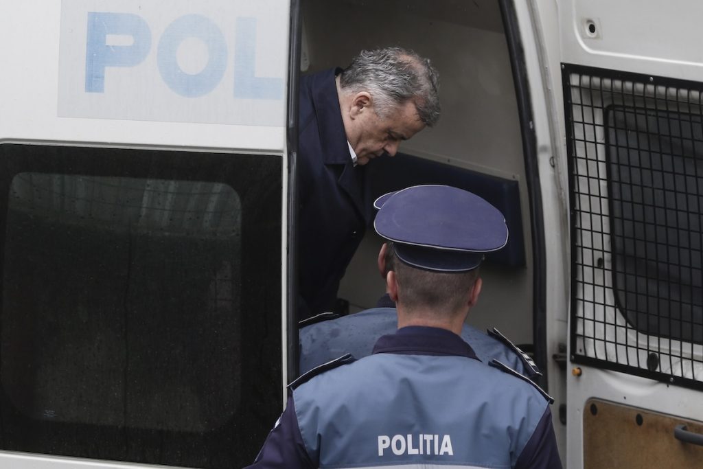 Neculai Onțanu, fost primar al Sectorului 2 din București și unul dintre puținii lideri locali din România cu grad de general-maior, a fost protagonistul numeroaselor controverse legate de corupție, care au marcat cariera sa politică