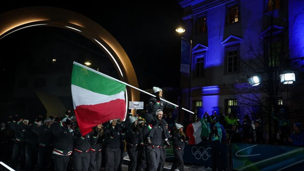 La cerimonia di apertura delle Olimpiadi invernali di Milano Cortina 2026, a San Siro | Tomba, Compagnoni e Goggia ultimi tedofori. Ovazione Ucraina, fischi per Vance