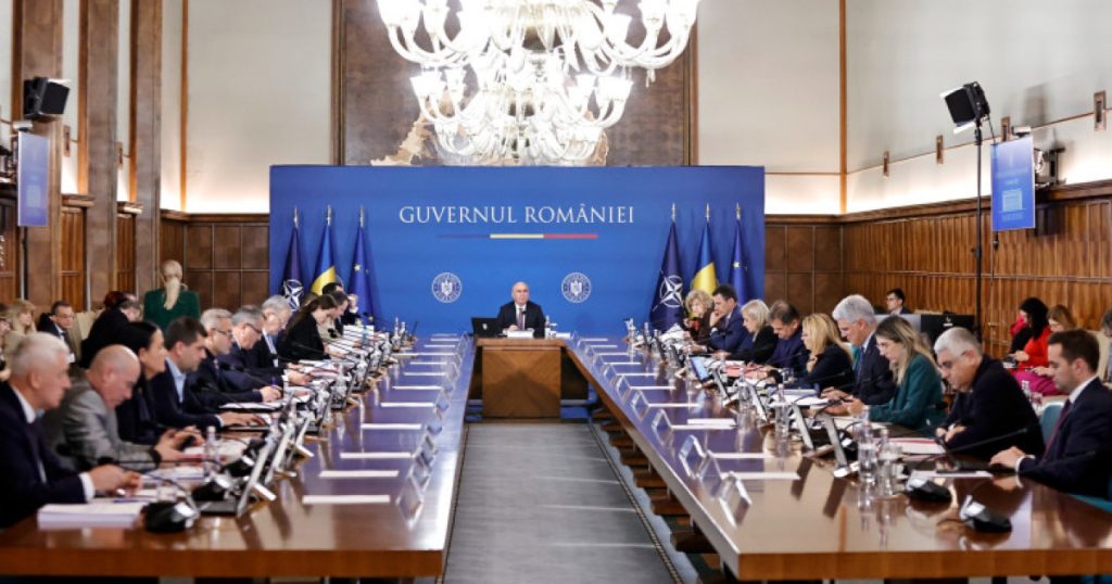 Guvernul condus de premierul Ilie Bolojan a adoptat marți ordonanțele de urgență privind tăierile din administrație și pachetul de relansare economică, după o lungă perioadă de amânări și discuții contradictorii