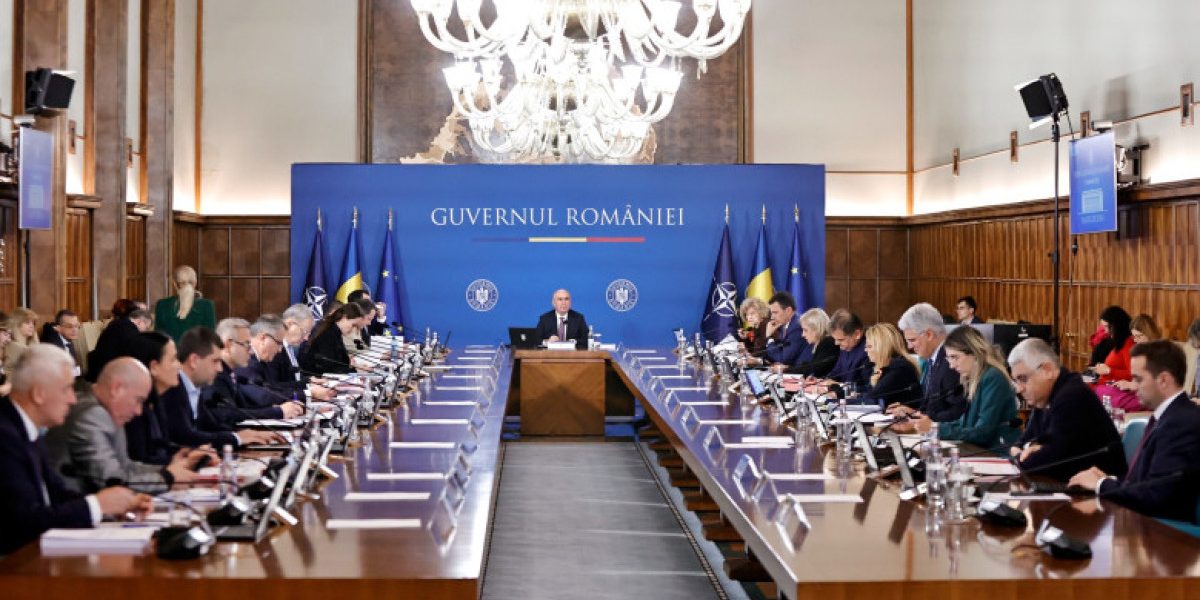 Guvernul condus de premierul Ilie Bolojan a adoptat marți ordonanțele de urgență privind tăierile din administrație și pachetul de relansare economică, după o lungă perioadă de amânări și discuții contradictorii