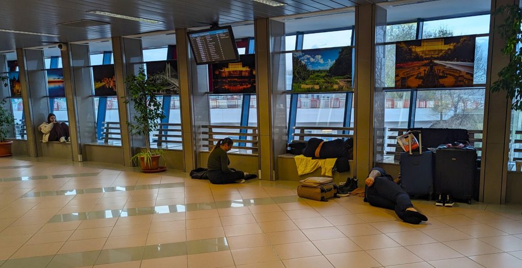 Aeroportul Otopeni redeschide cișmele gratuite, în timp ce puțurile de apă sunt contaminate cu deversări toxice peste 600%