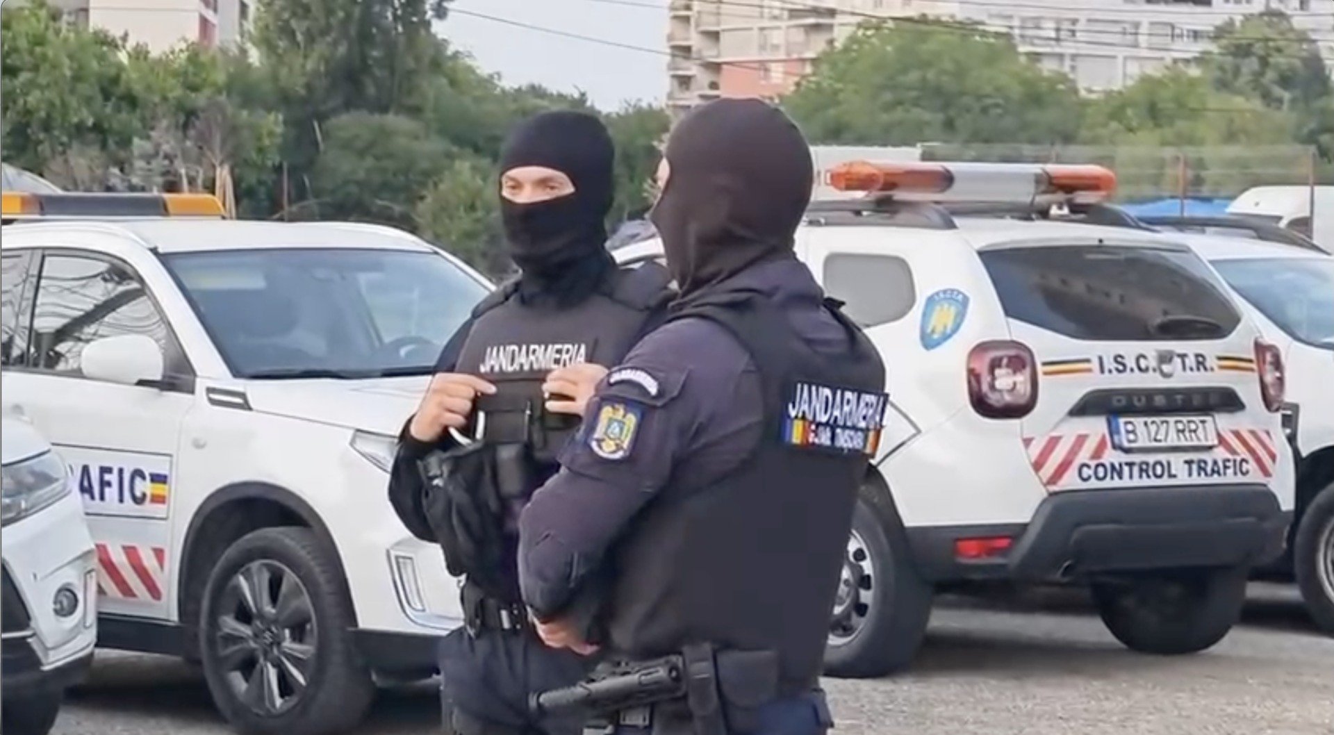 DNA efectuează percheziții la Consiliul Județean Bacău în urma unor suspiciuni de fraudare a fondurilor europene pentru infrastructură rutieră Percheziții în forță la sediul Consiliului Județean Bacău au fost declanșate de procurorii Direcției Generale Anticorupție (DNA), într-un dosar ce vizează atribuirea unui contract de infrastructură rutieră finanțat din fonduri europene