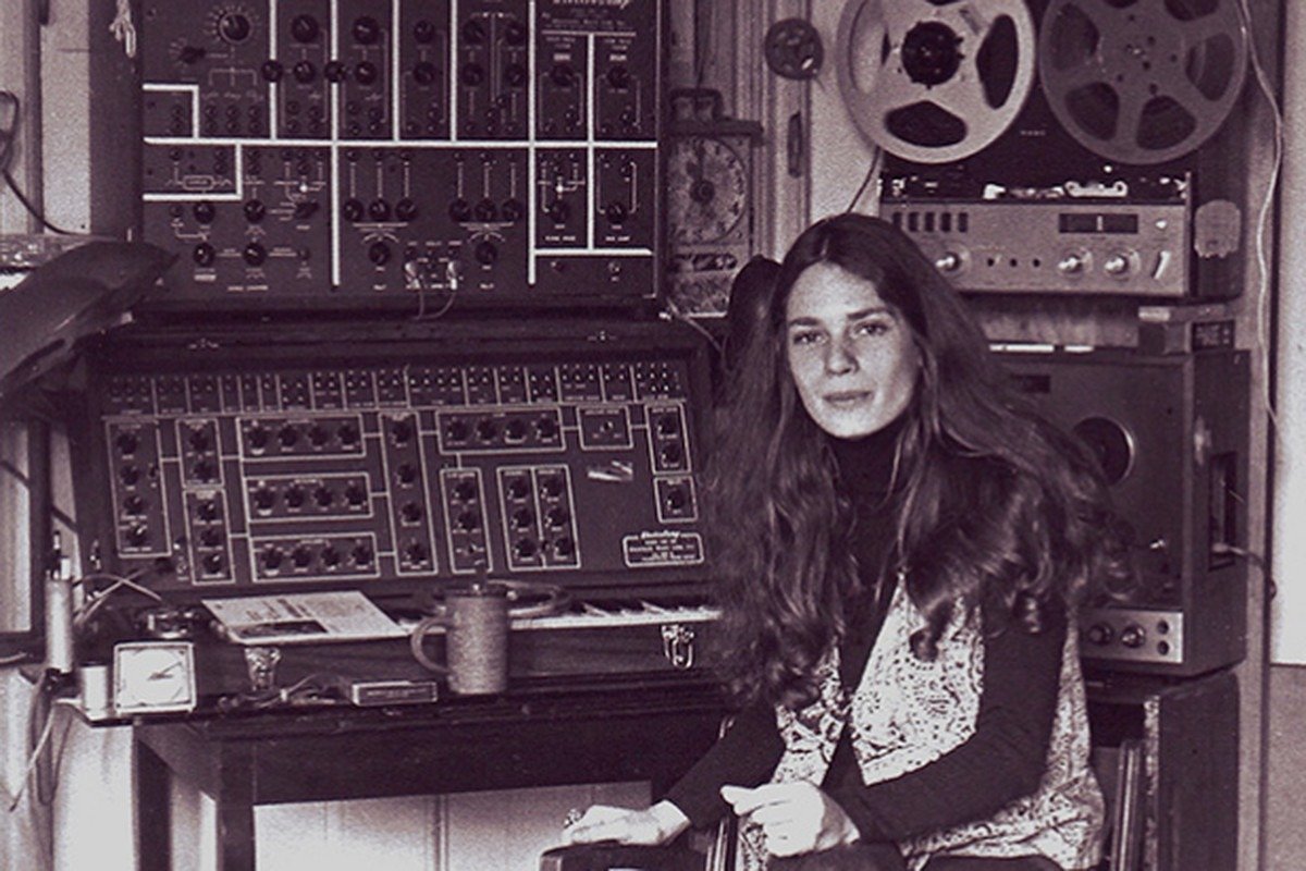 Laurie Spiegel readuce în prim-plan Music Mouse, un simbol al muzicii computerizate din anii ’80, într-o versiune modernizată După patru decenii de la lansarea iconicului său instrument software, Laurie Spiegel, pioniera muzicii electronice și a compoziției algoritmice, anunță relansarea Music Mouse pentru sistemele moderne de operare