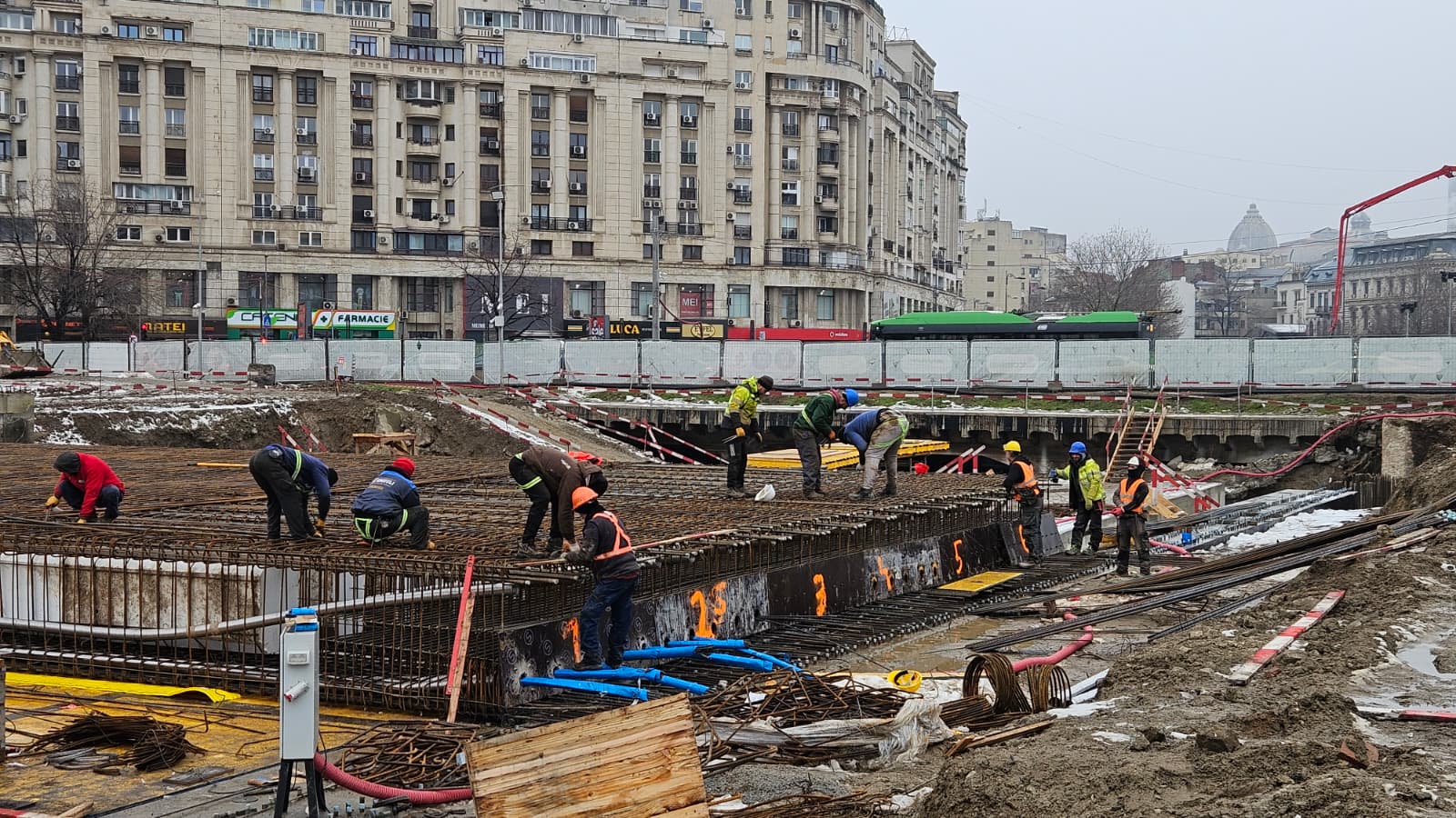 Progresul lucrărilor de la Planșeul Unirii înaintează mai rapid decât s-ar fi anticipat, sugerând că, dacă vor fi gestionate corespunzător, finalizarea proiectului ar putea fi mult mai devreme de termenul stabilit inițial pentru sfârșitul anului 2027