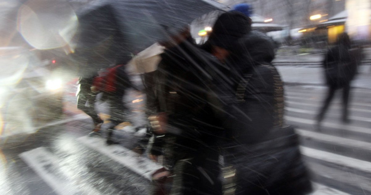 Ploile din țară se vor transforma în ninsoare în următoarele zile. Unde s-a depus deja zăpada