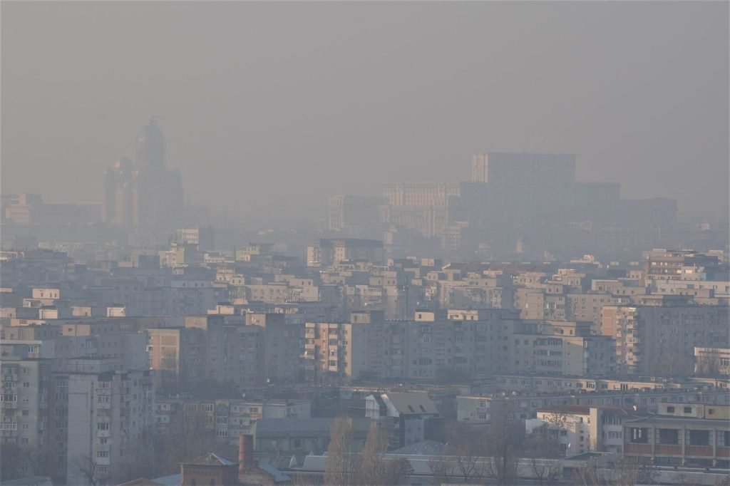 Calitatea aerului în București și Ilfov rămâne o problemă acută în 2025, cu niveluri ale particulelor PM 2.5 și PM 10 peste limitele admise