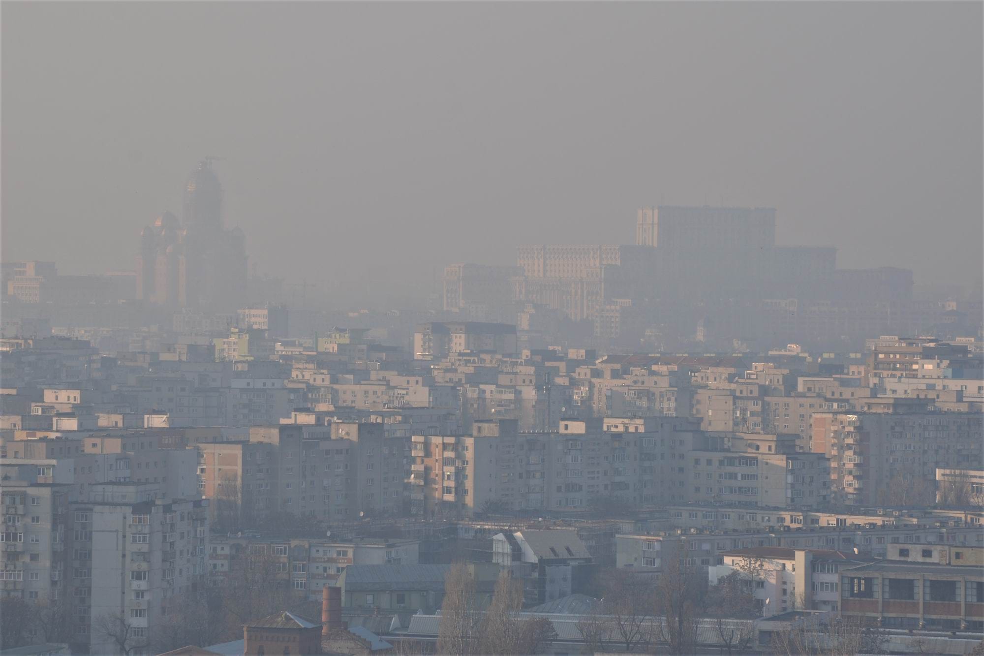 Calitatea aerului în București și Ilfov rămâne o problemă acută în 2025, cu niveluri ale particulelor PM 2.5 și PM 10 peste limitele admise