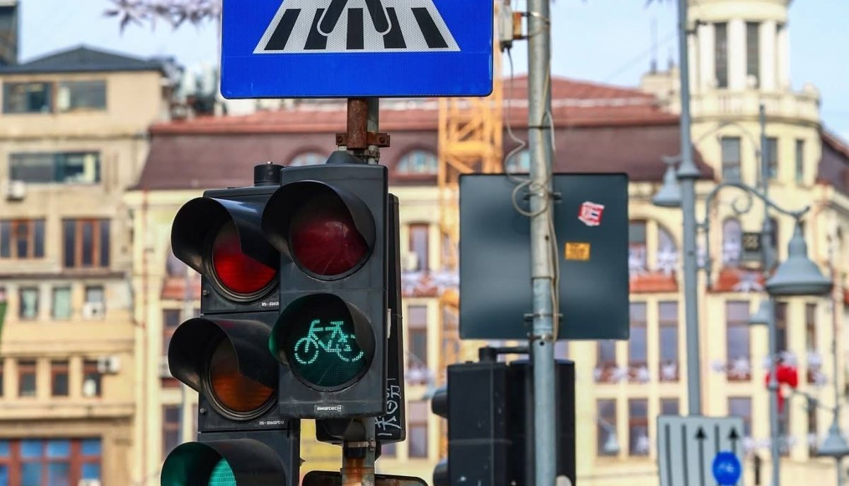 Primăria Capitalei a anunțat un proiect ambițios menit să revoluționeze fluxul rutier din București: implementarea unui sistem de semaforizare inteligentă în 580 de intersecții din oraș