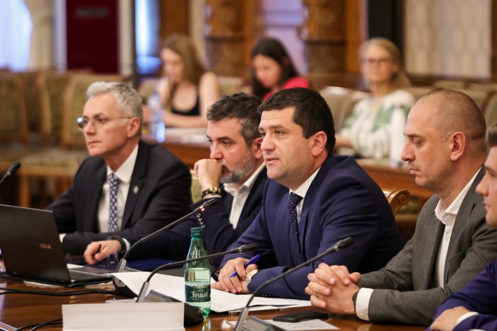 Investigație de amploare la CSA Steaua: suspiciuni de gestiune necorespunzătoare și posibile nereguli financiare Ministrul Apărării, Radu Miruță, a confirmat joi seara, într-o intervenție la Digi24, că în sânul Clubului Sportiv al Armatei, cunoscut sub numele de CSA Steaua, se desfășoară o investigație cu privire la modul în care sunt administrate resursele financiare și bunurile deținute