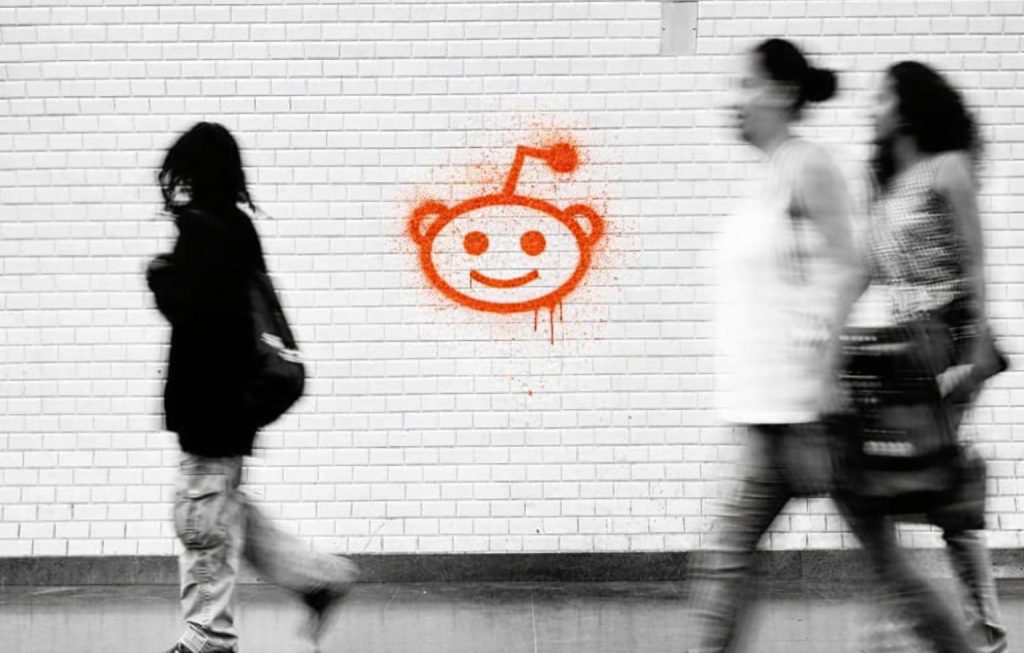Reddit își redefinește propriul rol în peisajul digital, trecând dincolo de statutul tradițional de platformă socială pentru a deveni un punct central de căutare și răspunsuri, alimentat strategic de inteligență artificială
