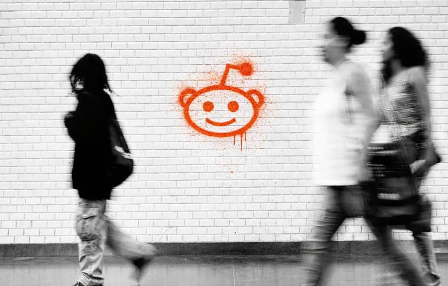 Reddit își redefinește propriul rol în peisajul digital, trecând dincolo de statutul tradițional de platformă socială pentru a deveni un punct central de căutare și răspunsuri, alimentat strategic de inteligență artificială