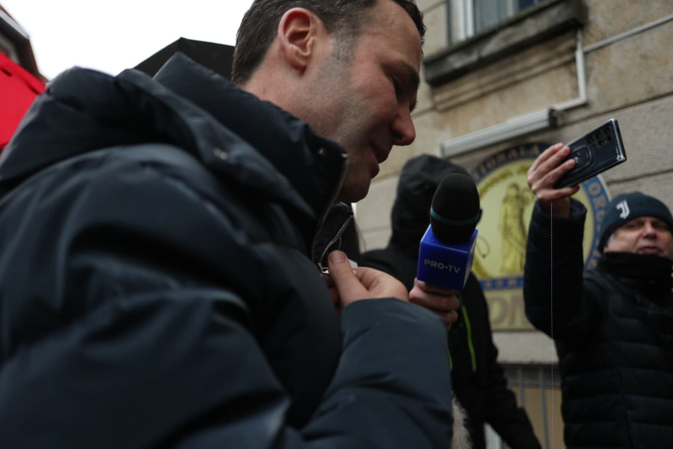 Primarul Sectorului 3, Robert Negoiță, a fost plasat oficial sub control judiciar, după un weekend marcat de audieri și percheziții conduse de Direcția Națională Anticorupție (DNA)