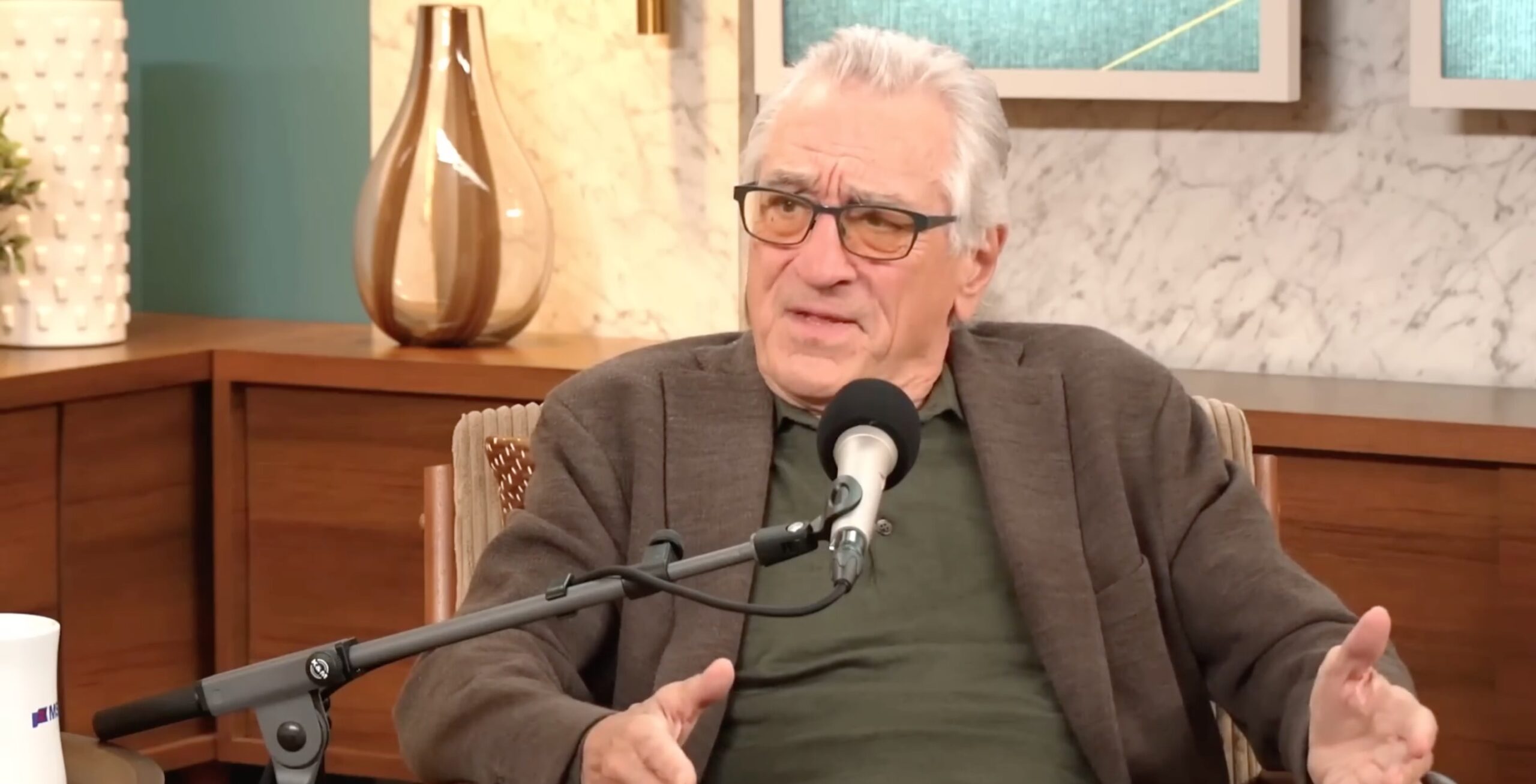 Robert De Niro, emoționat și critic față de administrația Trump într-un podcast Celebrul actor american Robert De Niro a făcut o declarație care a stârnit dezbateri și reacții în lumea politică și culturală