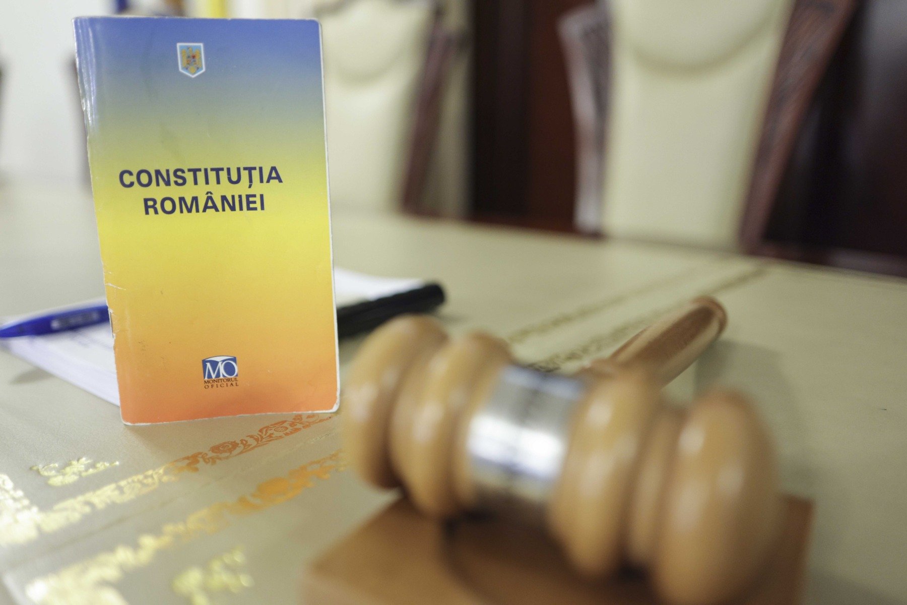 Inițiativă legislativă menită să întărească stabilitatea și independența Curții Constituționale a României O nouă inițiativă legislativă menită să modifice cadrul normativ în care funcționează Curtea Constituțională a fost depusă recent în Parlamentul României de către deputata Raluca Turcan, membră PNL, și senatorul Daniel Fenechiu