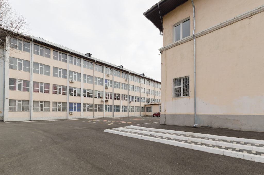 Școala Mircea Sântimbreanu a blocat licitația pentru închirierea sălii de sport, în timp ce refuză să plătească banii încasați din activitatea de închiriere Într-un gest surprinzător, conducerea Școlii Gimnaziale „Mircea Sântimbreanu” din Sectorul 5 al capitalei a oprit unilateral derularea unei licitații pentru închirierea sălii de sport a unității