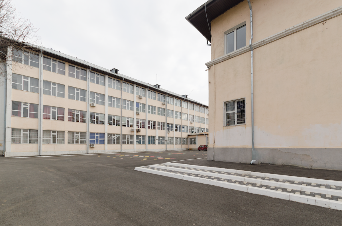 Școala Mircea Sântimbreanu a blocat licitația pentru închirierea sălii de sport, în timp ce refuză să plătească banii încasați din activitatea de închiriere Într-un gest surprinzător, conducerea Școlii Gimnaziale „Mircea Sântimbreanu” din Sectorul 5 al capitalei a oprit unilateral derularea unei licitații pentru închirierea sălii de sport a unității