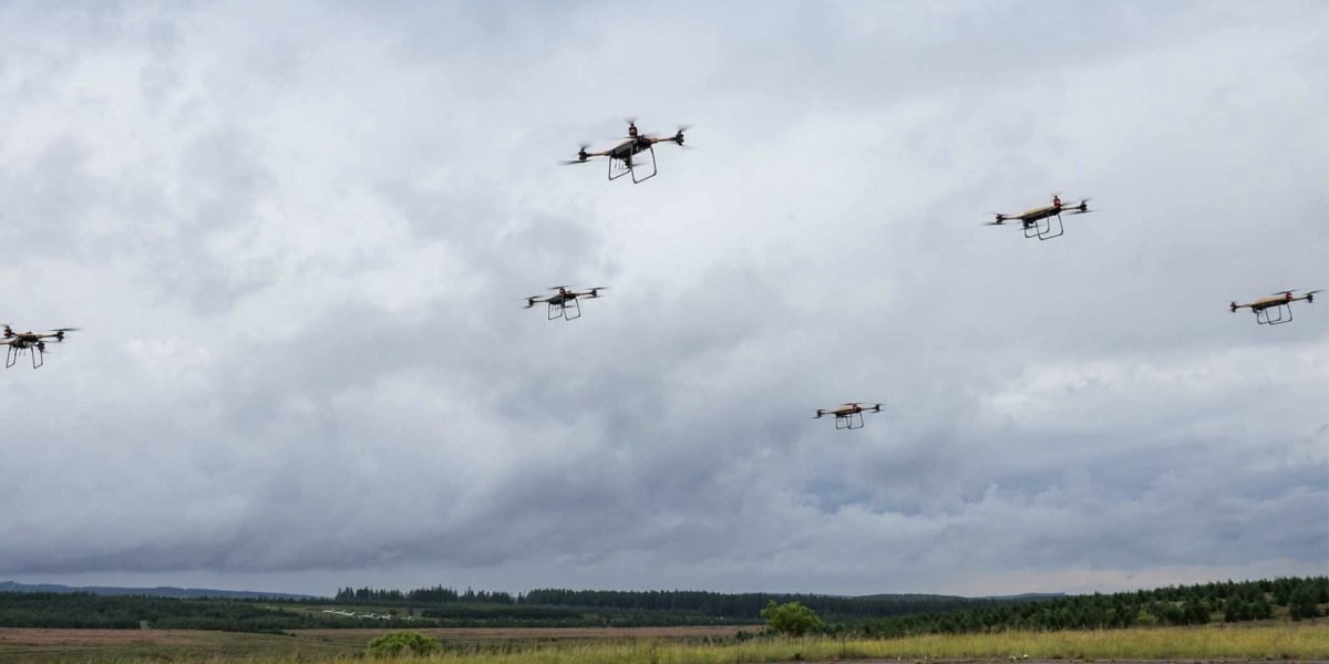 Ucraina intensifică eforturile de a-și proteja infrastructura rutieră strategică, anunțând o accelerare semnificativă în amplasarea plaselor anti-dronă deasupra drumurilor din zonele de front