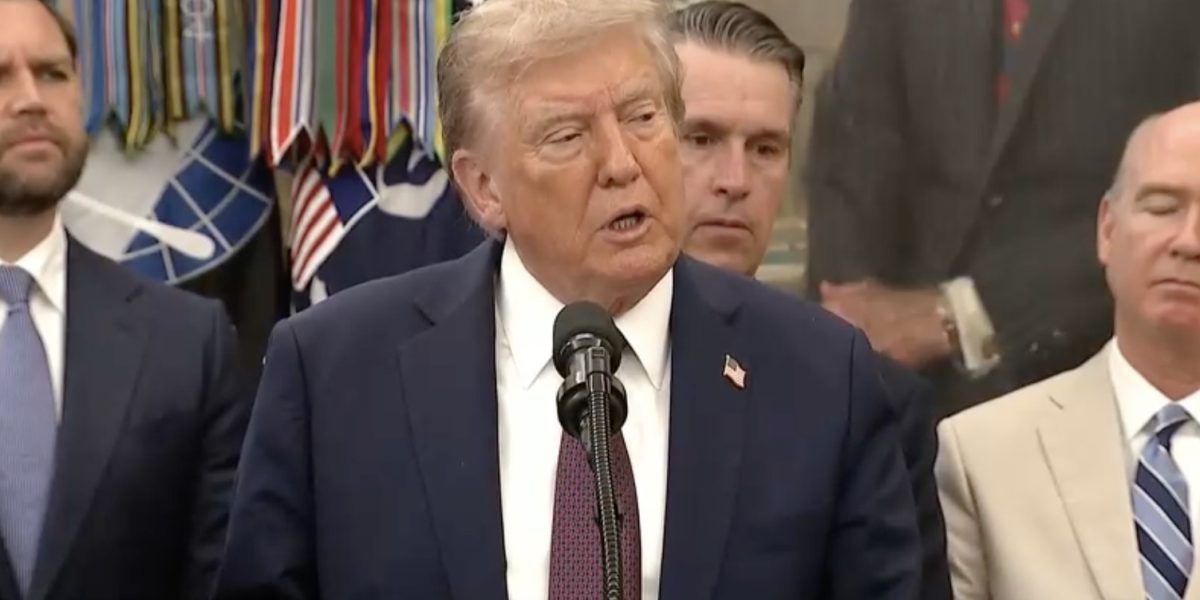 Donald Trump își reafirmă intenția de a obține un al treilea mandat la Casa Albă, ignorând practic restricțiile constituționale și legale ale Statelor Unite