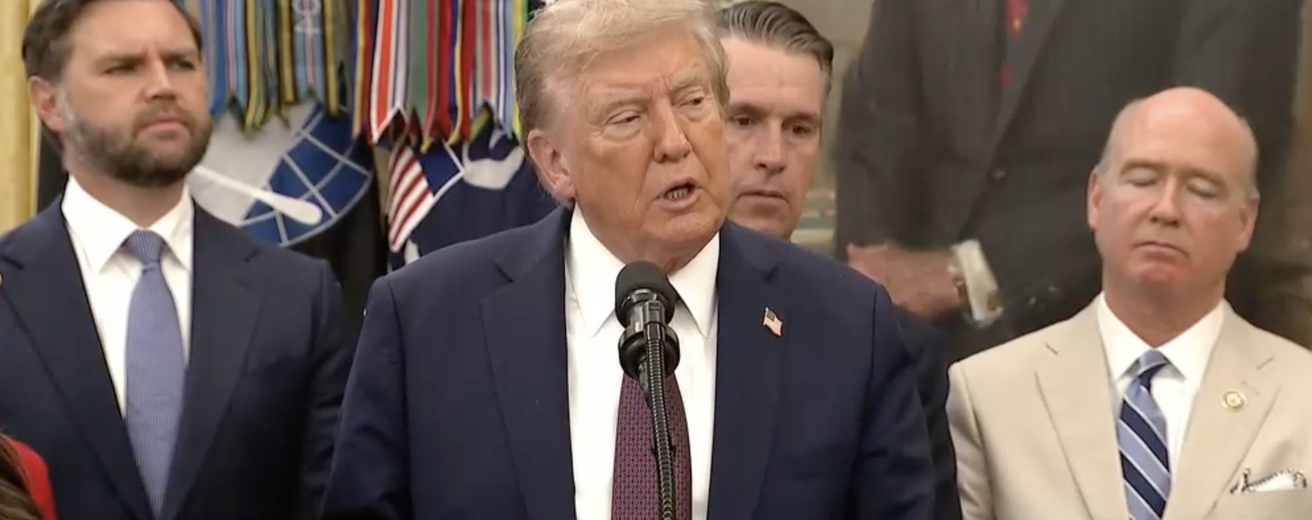 Donald Trump își reafirmă intenția de a obține un al treilea mandat la Casa Albă, ignorând practic restricțiile constituționale și legale ale Statelor Unite