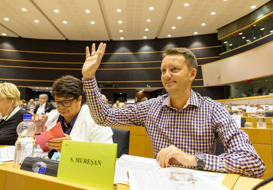 Europarlamentarul Siegfried Mureșan contestă datele oficiale: România, într-o poziție economică mai stabilă decât în urmă cu doi ani Într-un moment în care perspectiva economică a României este dezbătută intens în spațiul public, europarlamentarul PNL Siegfried Mureșan a lansat o opinie surprinzătoare pe contul său de Facebook