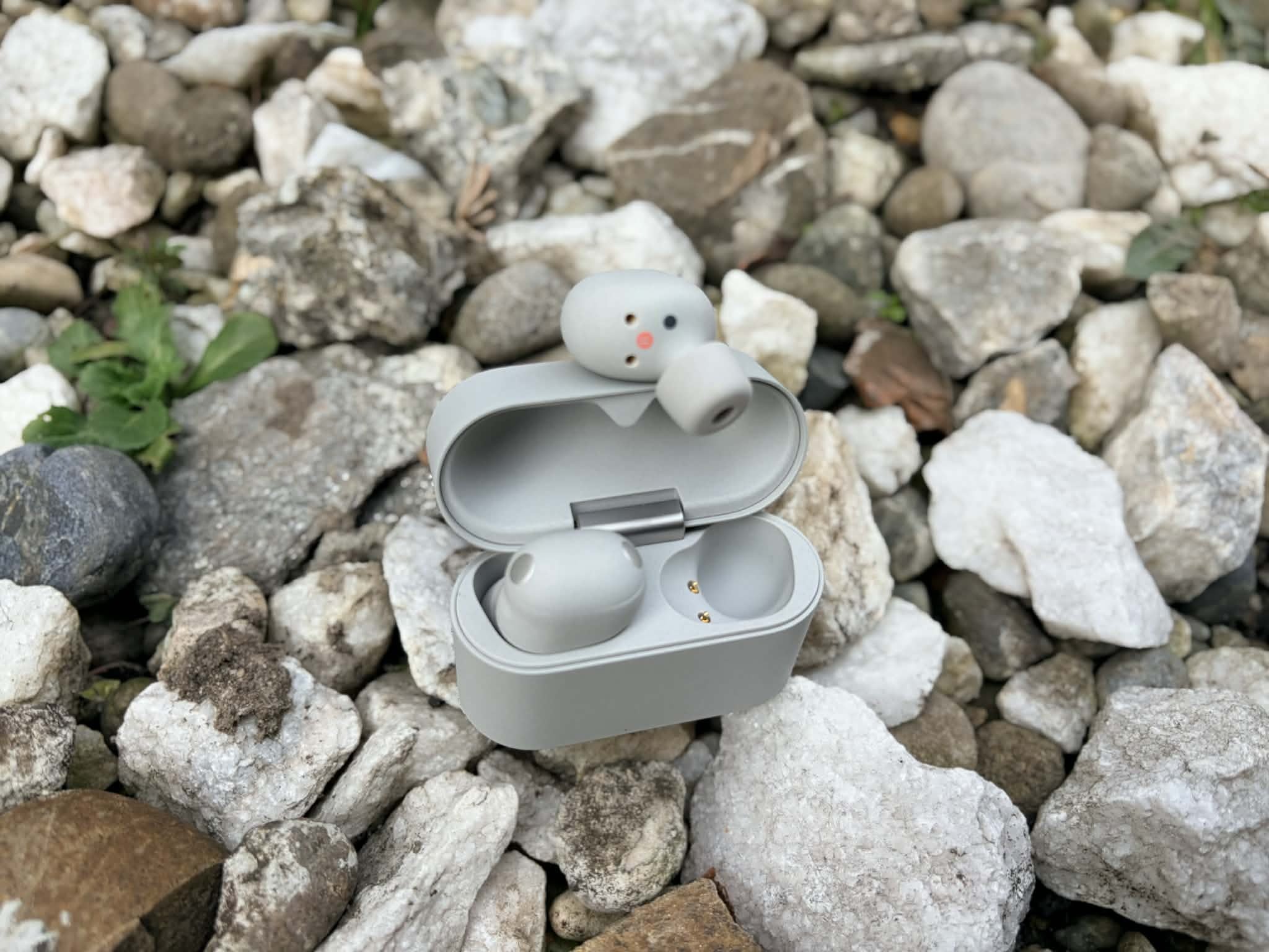 Sony reinnoiește rivalitatea de pe piața headphone-urilor true wireless cu lansarea noului model WF-1000XM6, într-un moment în care competiția pentru suprematia în segmentul TWS (true wireless stereo) devine din ce în ce mai acerbă