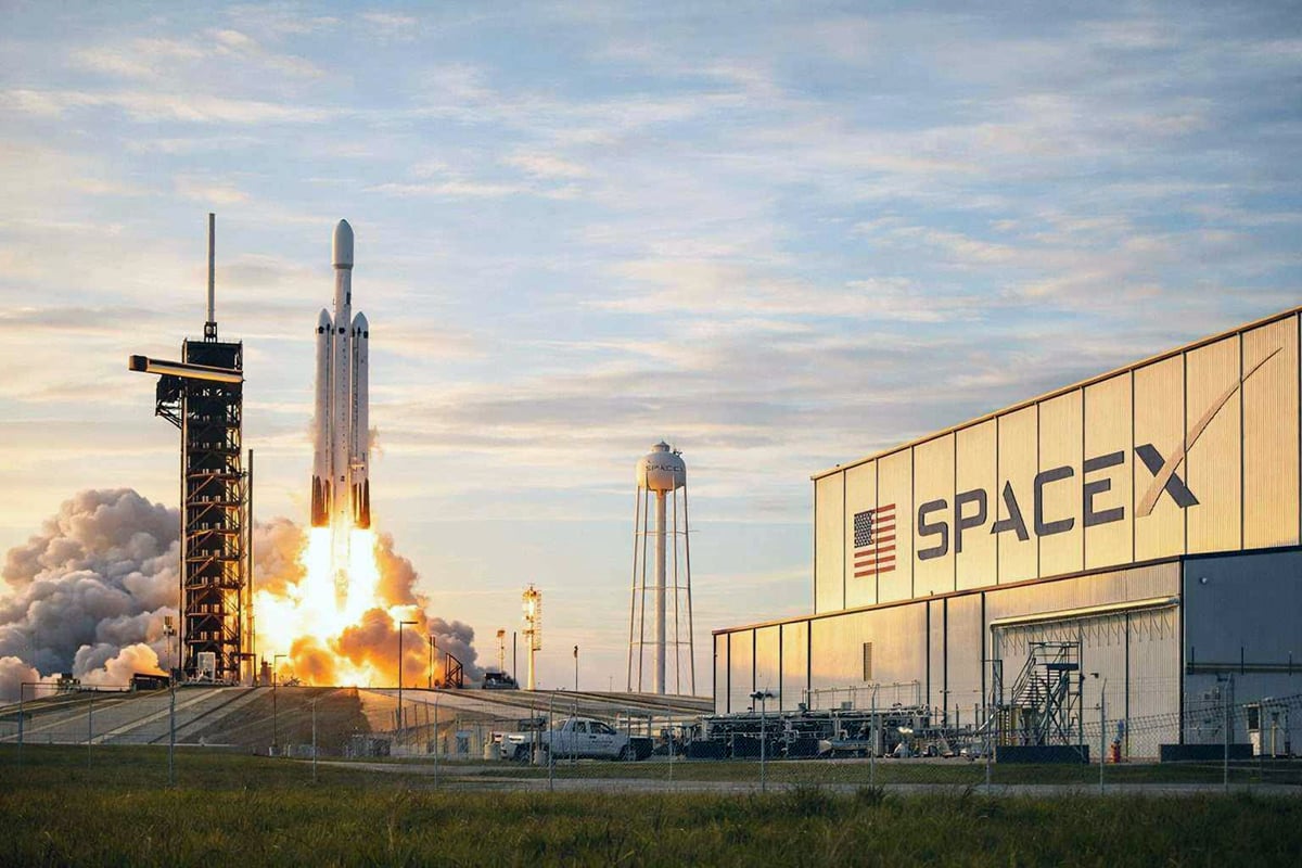 SpaceX își reajustează planurile pentru explorarea spațială, concentrându-se, temporar, pe revenirea pe Lună și amânând obiectivul marțian, în contextul unor schimbări strategice și al competiției acerbe din domeniu