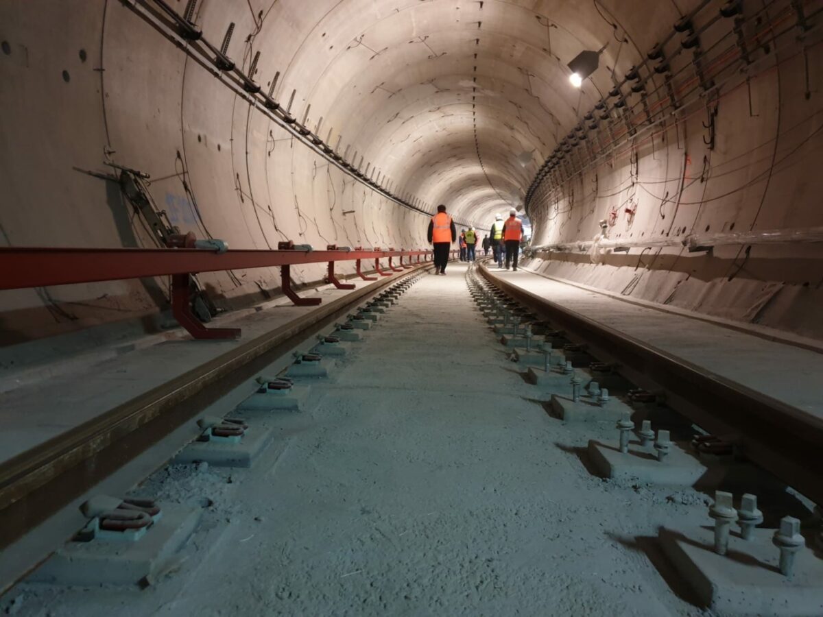 Primarul Daniel Băluță promite finalizarea Magistralei 4 de metrou în doar cinci ani, un proiect de anvergură pentru București Primarul Sectorului 4, Daniel Băluță, a anunțat recent că execuția proiectului Magistralei 4 de metrou, un nou coridor de transport subteran esențial pentru capitale, va fi finalizată în doar cinci ani