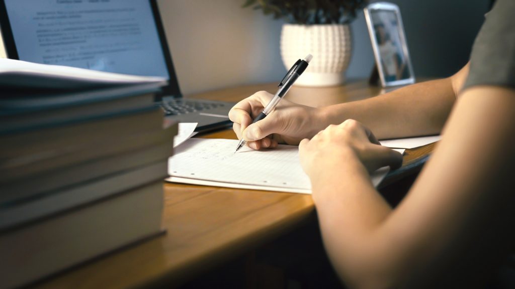 Universitatea „Babeș-Bolyai” din Cluj-Napoca demonstrează în mod constant angajamentul față de bunăstarea studenților, prin implementarea unor măsuri menite să asigure accesul egal la învățământ și condiții de studiu mai confortabile